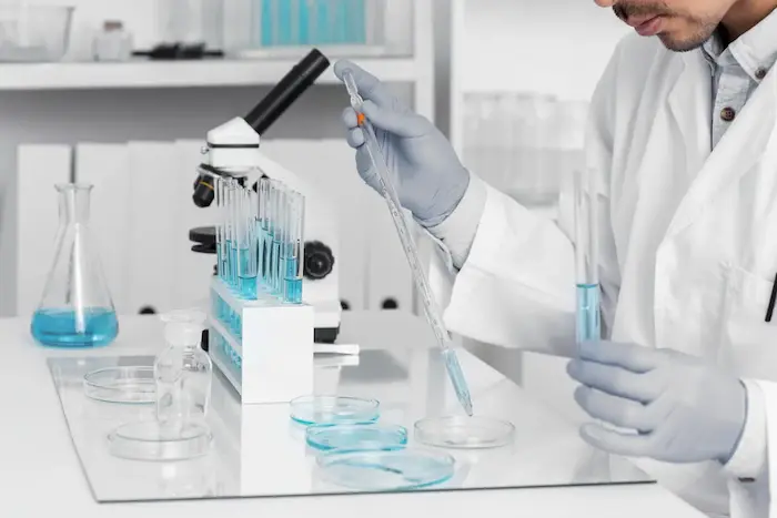 oftalmólogo en un laboratorio