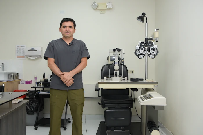 oftalmologo de eyes center mostrando las herramientas de trabajo