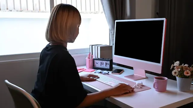 mujer frente a una laptop