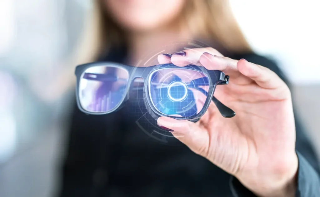 mujer sosteniendo lentes digitales