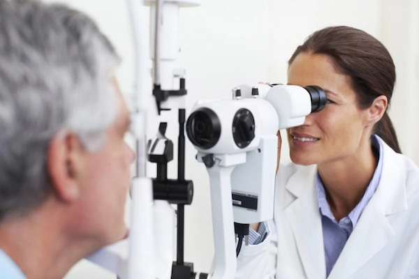 doctora haciendo un analisis a paciente