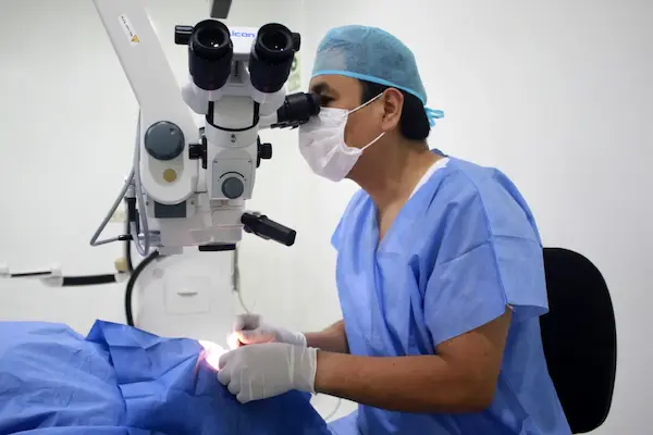 experto en ojos trabajando con exito
