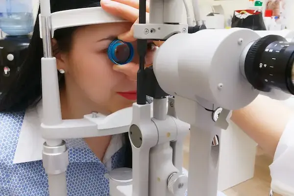chica haciendo un chequeo de vista en un clinica oftalmológica