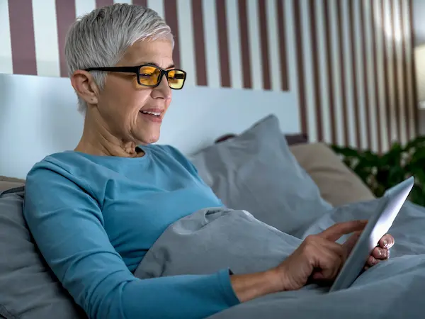 Cómo influyen los hábitos digitales en los dolores de ojo