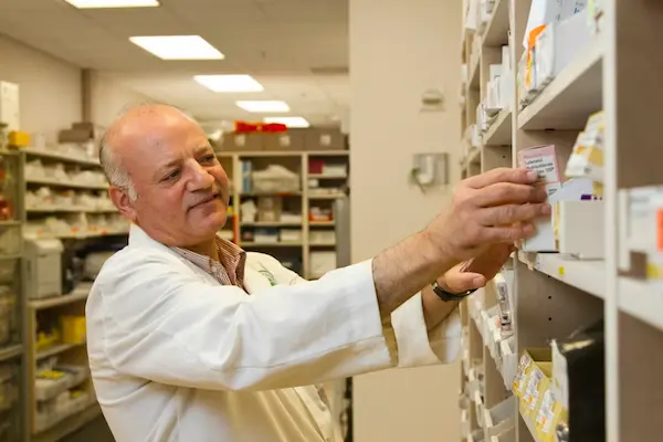Médico especialista viendo medicamentos oftalmológicos en una de las farmacias oftalmológicas en Lima