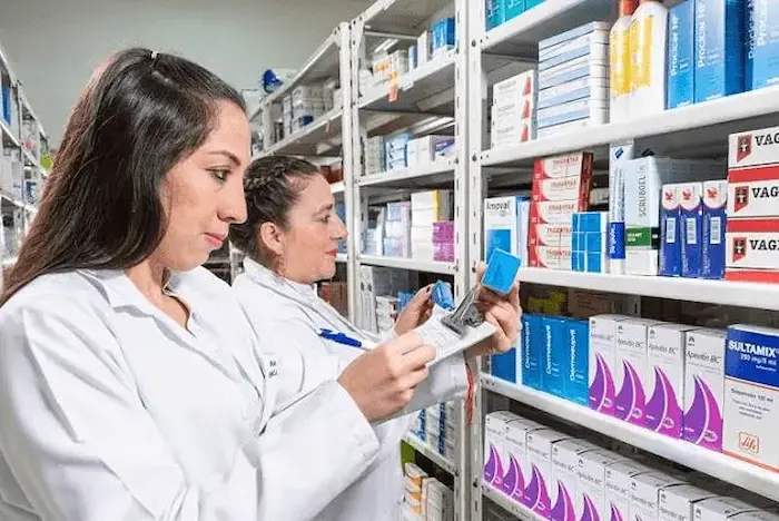 mujeres especialistas viendo medicamentos en una farmacia oftalmológica