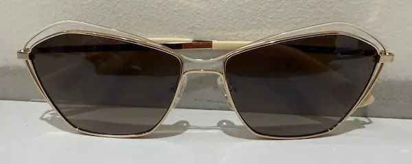 Diseño envolvente de líneas suaves modelo de lentes de verano