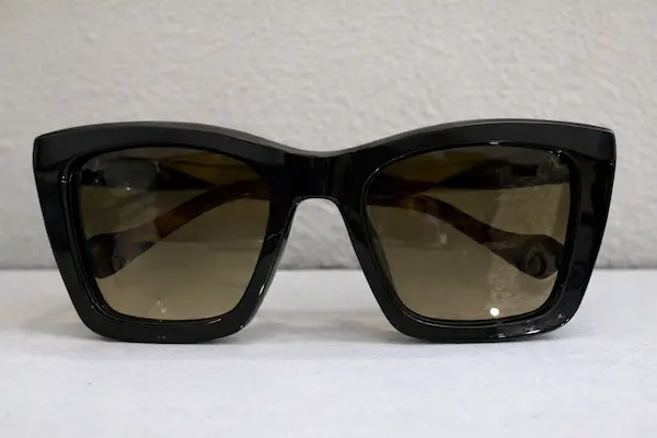 Diseño urbano contemporáneo en lentes de verano para mujer