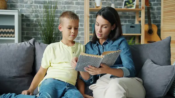 mamá e hijo aplicando estrategias para crear un entorno lector en casa para niños