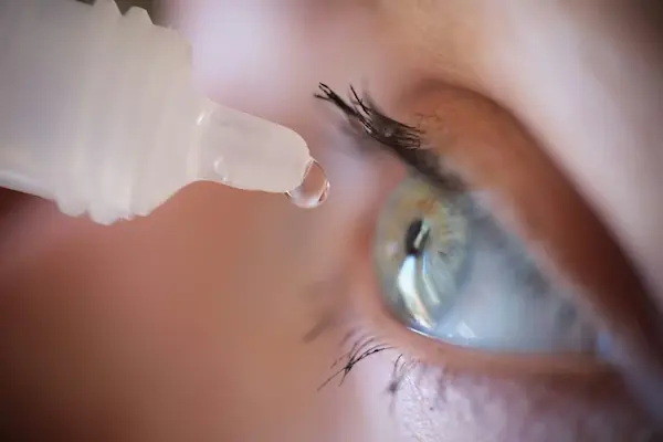 Hidrata tus ojos para protegerlos del sol