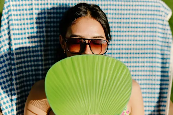 La importancia de contar con apoyo profesional al elegir lentes de verano para mujer