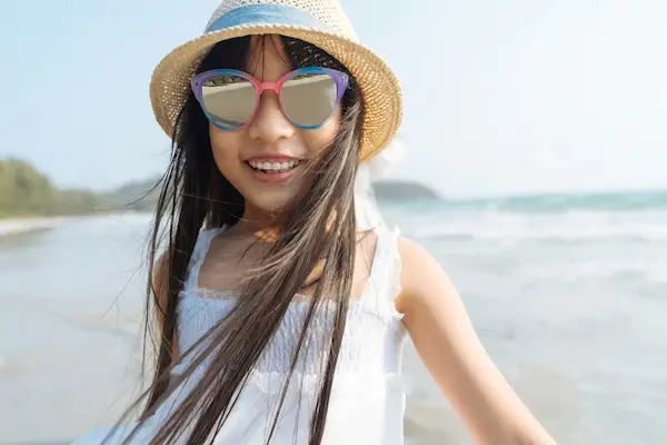 Modelos con puente nasal “keyhole” lentes de sol para niños