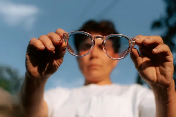 mujer con Problemas para percibir líneas rectas o distancias como señal de cambio de lentes