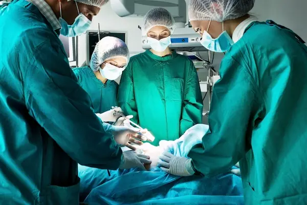 médicos realizando cirugia de avastin en Eyes Center