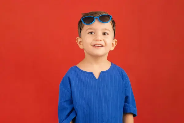 la importancia de elegir lentes de sol para niños adecuados