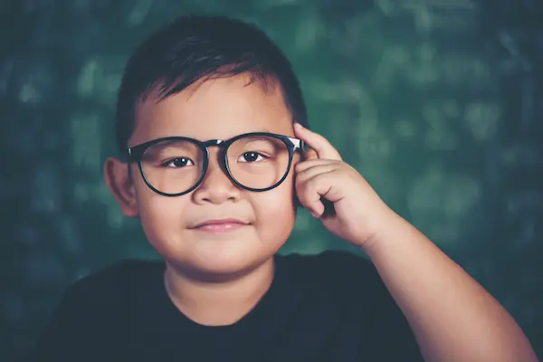 Asegurarse de que los lentes en los niños estén bien ajustados
