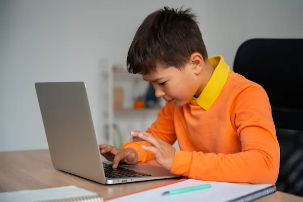 Hábitos diarios que fortalecen la salud visual infantil ante la tecnología