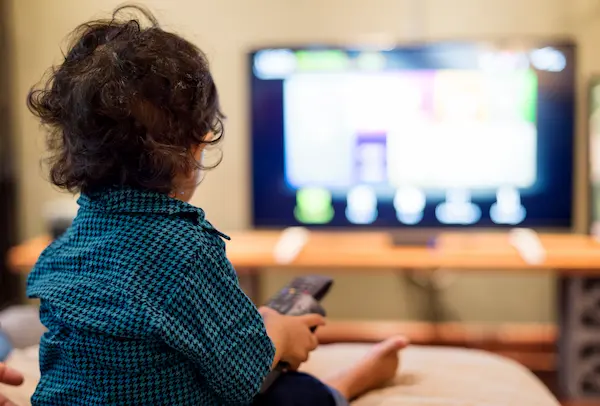 niño mirando televisión de cerca es señal de miopía infantil que no debes ignorar