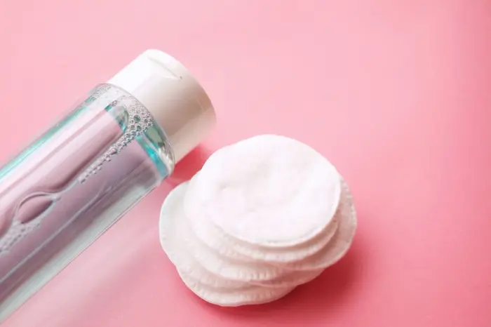 Paso a paso para realizar una limpieza en los ojos en casa
