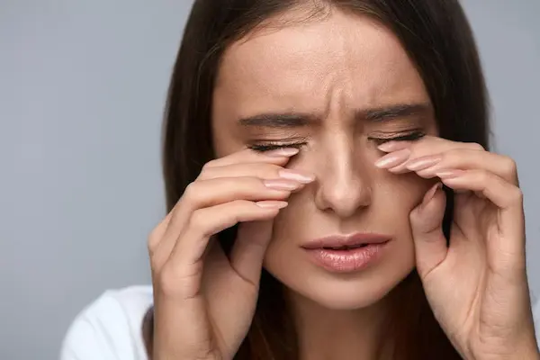 Razones principales para dejar de frotarse los ojos

