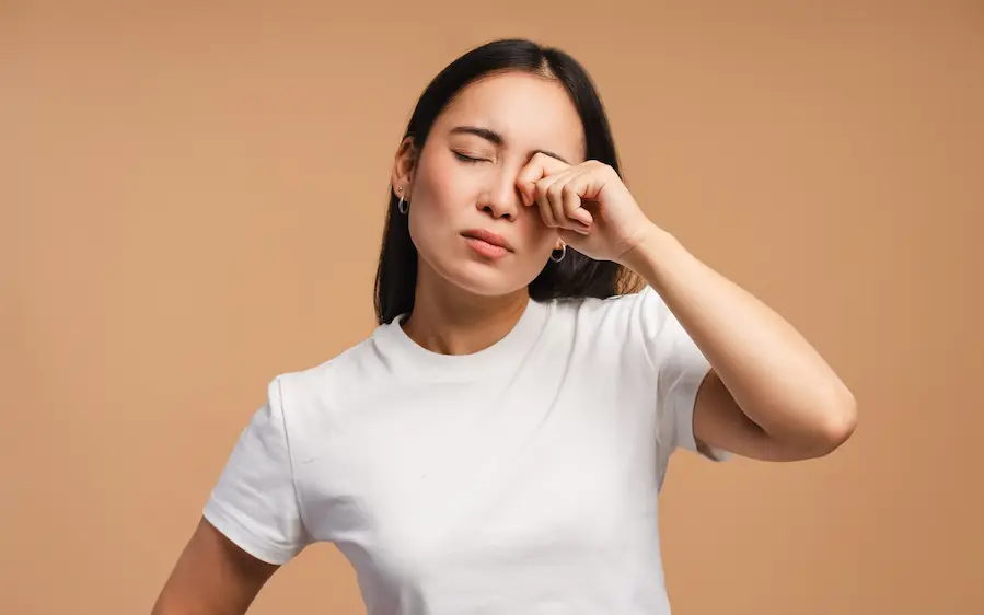 ¿Qué síntomas pueden acompañar las secreciones en los ojos