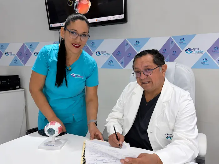Oftalmonólogo explicando a paciente en la consulta.